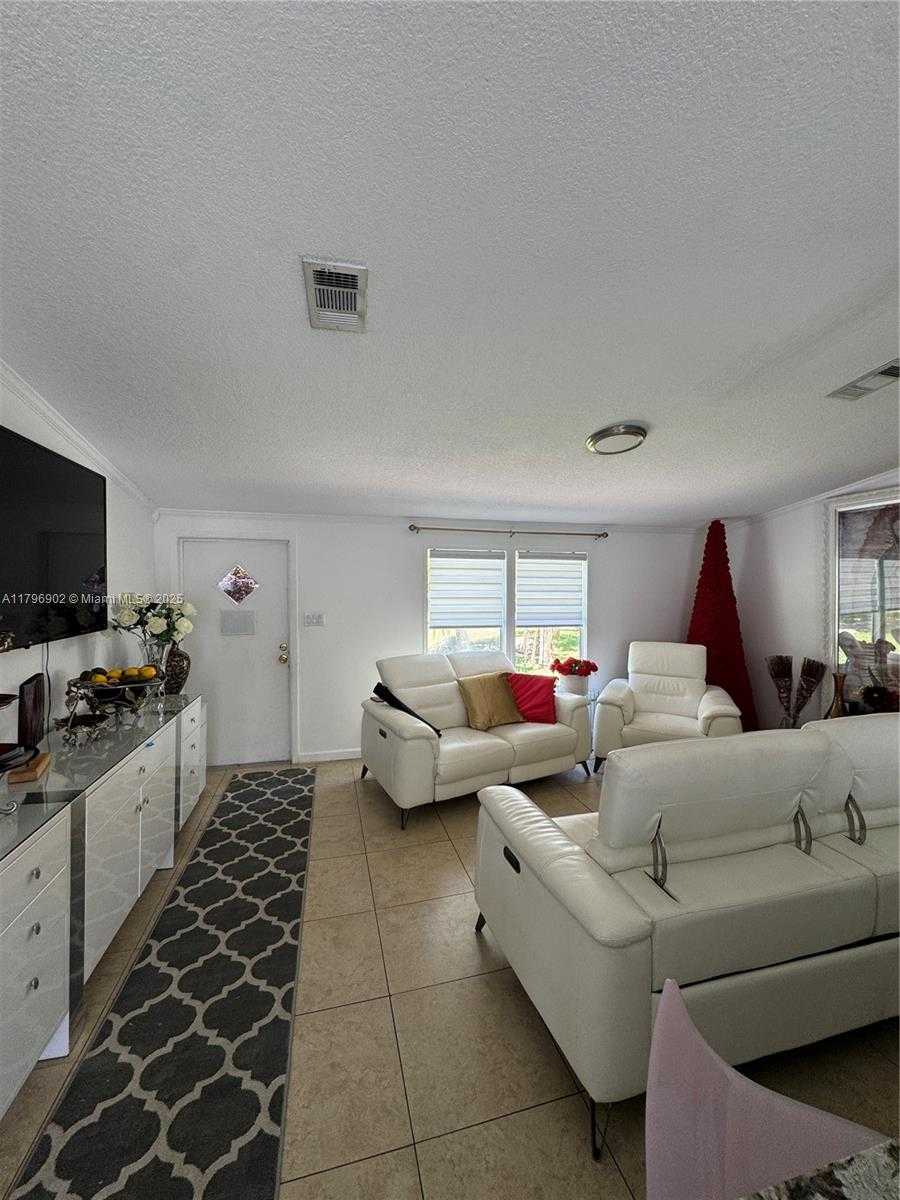 Small Image of 19800 SOUTH WEST 180AVE, Miami Number 11