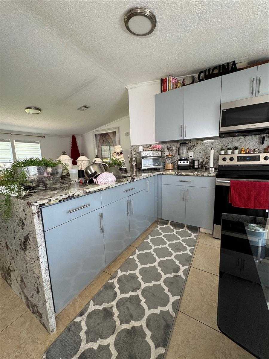 Small Image of 19800 SOUTH WEST 180AVE, Miami Number 13