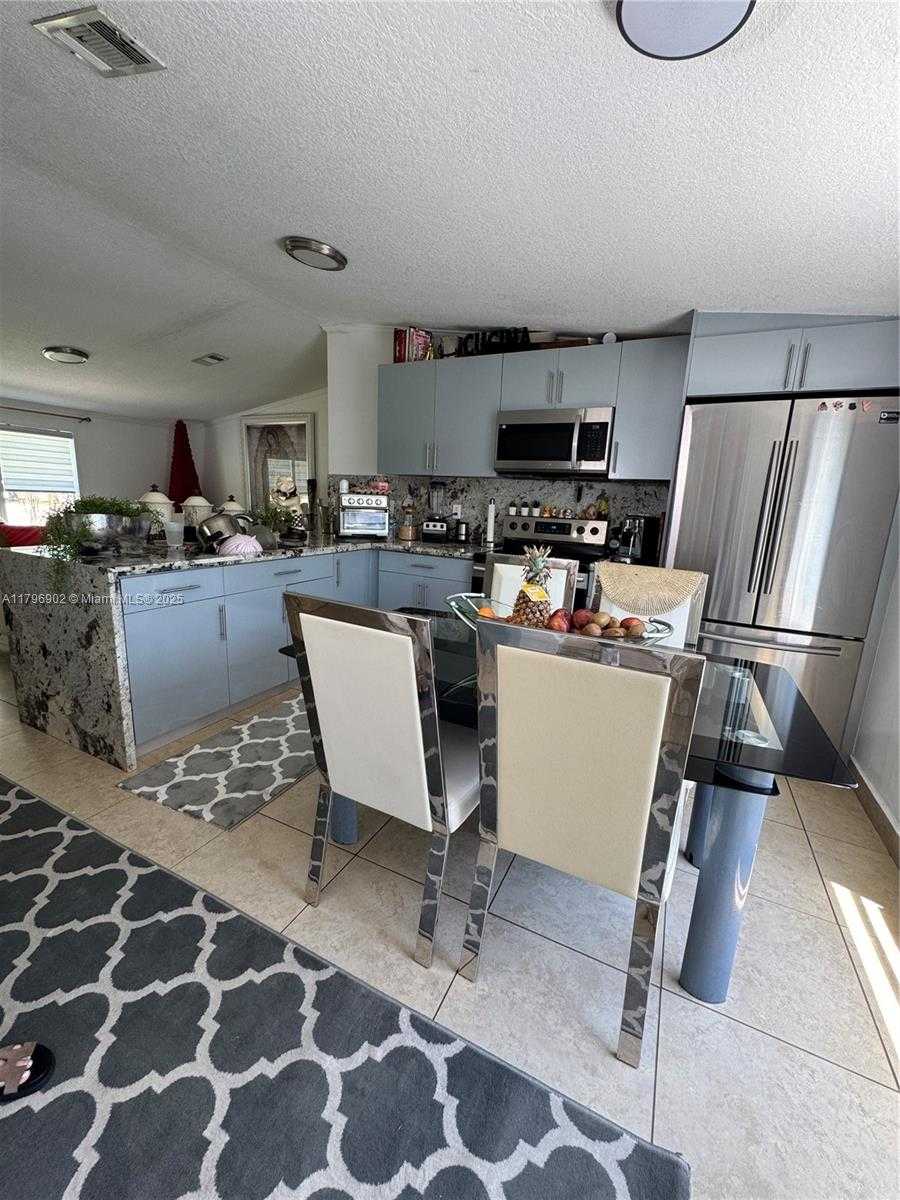 Small Image of 19800 SOUTH WEST 180AVE, Miami Number 14