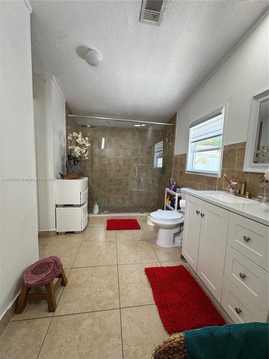 Small Image of 19800 SOUTH WEST 180AVE, Miami Number 17