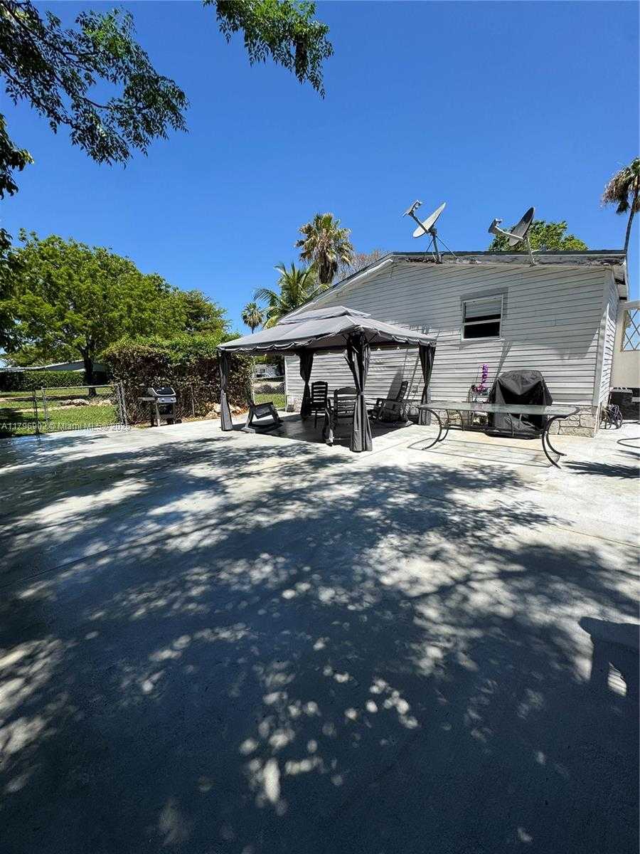 Small Image of 19800 SOUTH WEST 180AVE, Miami Number 29