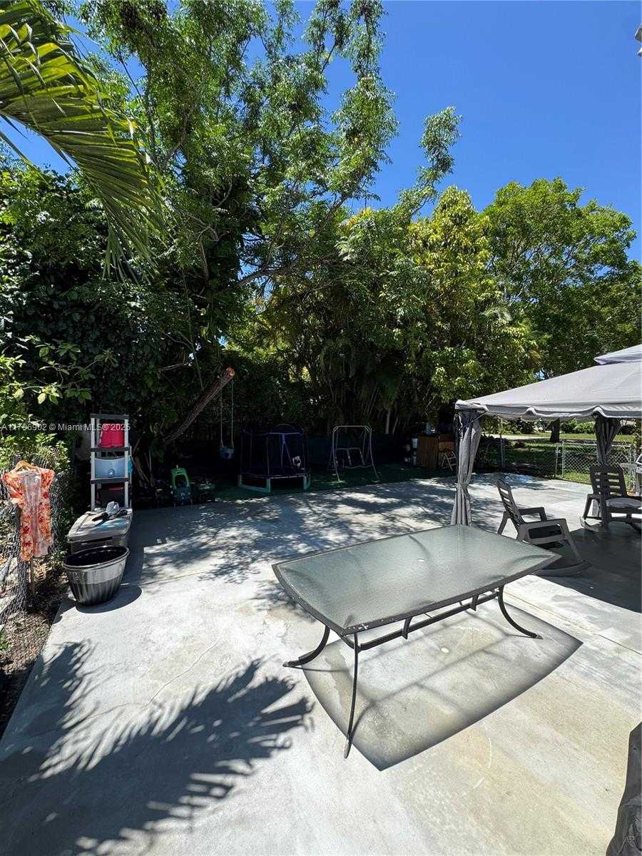 Small Image of 19800 SOUTH WEST 180AVE, Miami Number 30