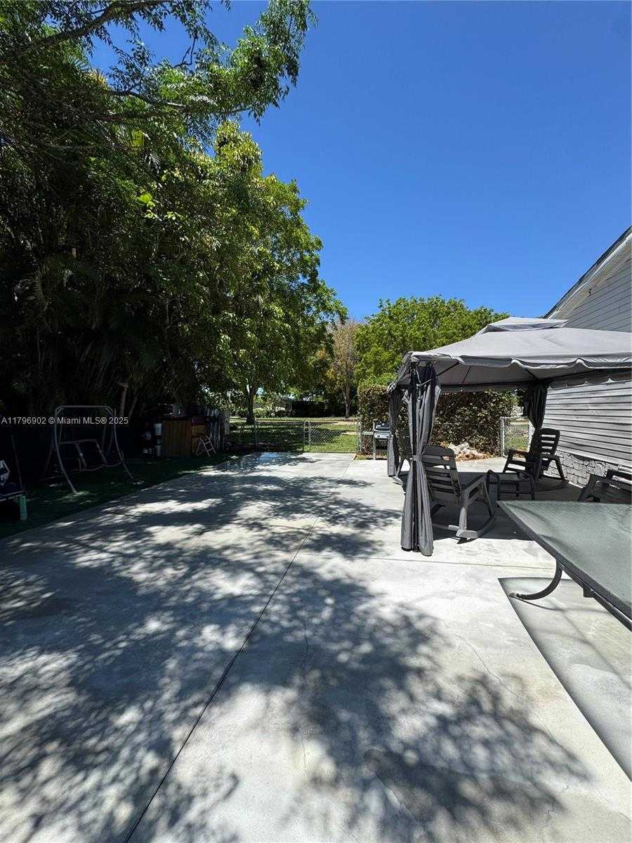 Small Image of 19800 SOUTH WEST 180AVE, Miami Number 31