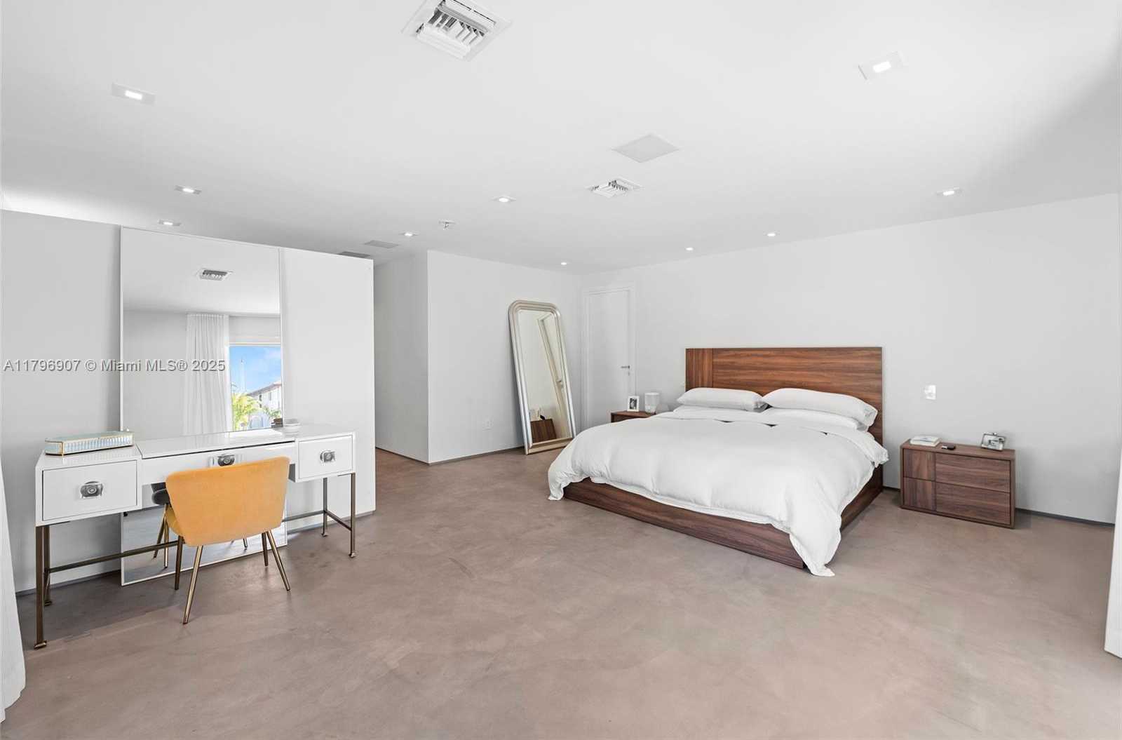 Small Image of 2020 NORTH EAST 121ST RD, North Miami Number 16