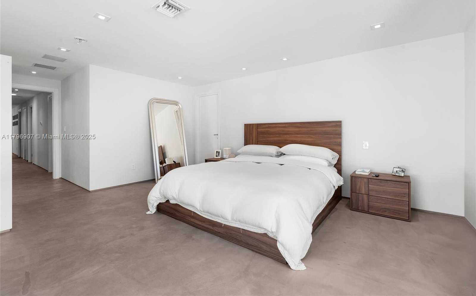 Small Image of 2020 NORTH EAST 121ST RD, North Miami Number 17