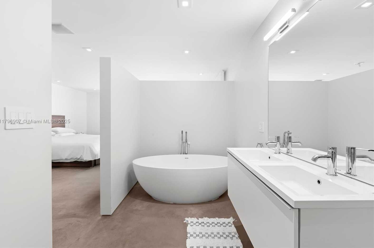 Small Image of 2020 NORTH EAST 121ST RD, North Miami Number 21