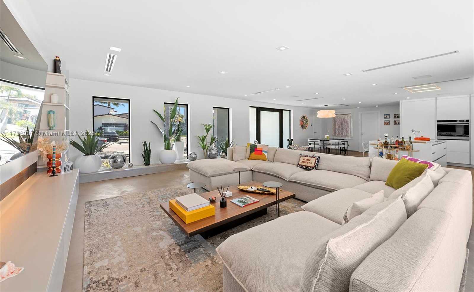 Small Image of 2020 NORTH EAST 121ST RD, North Miami Number 4
