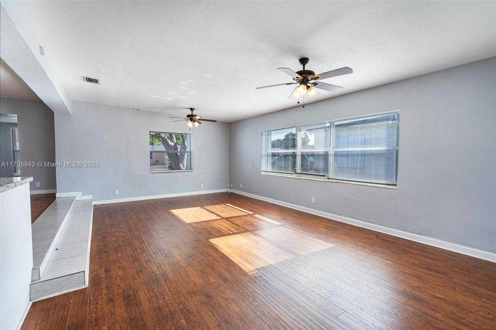 Small Image of 2459 FUNSTON ST, Hollywood Number 12