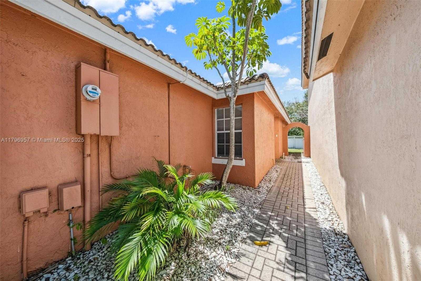 Small Image of 7196 SIENNA RIDGE LN, Lauderhill Number 14