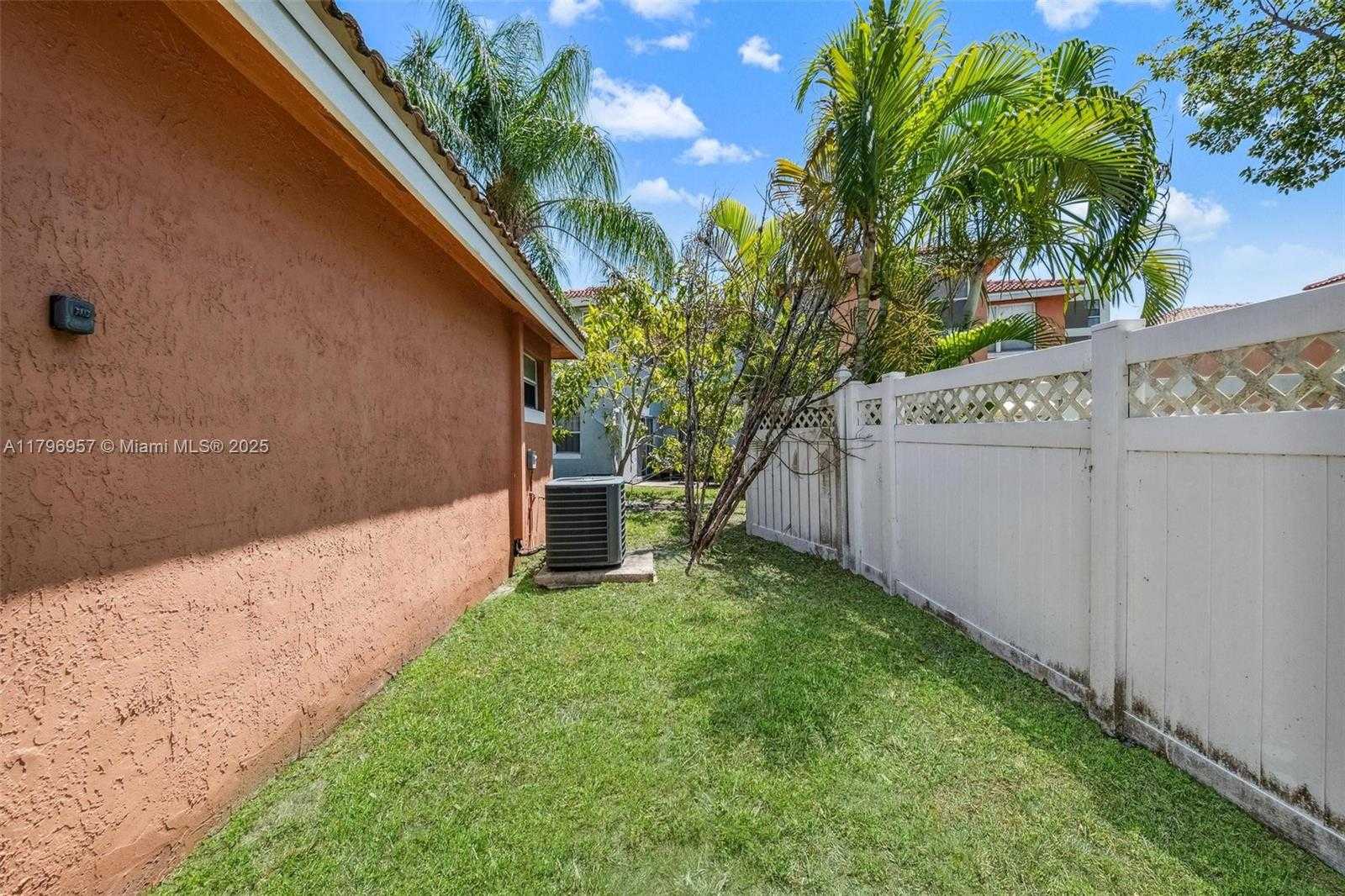 Small Image of 7196 SIENNA RIDGE LN, Lauderhill Number 9