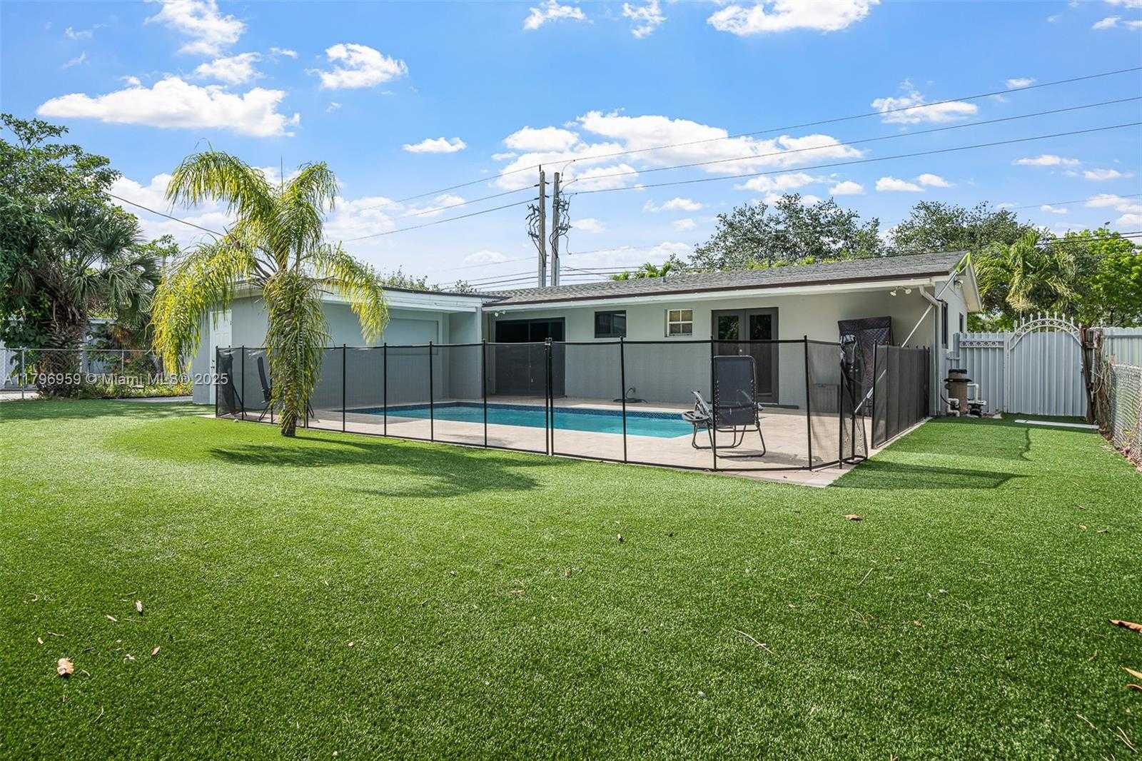 Small Image of 2360 NORTH WEST 183RD ST, Miami Gardens Number 2