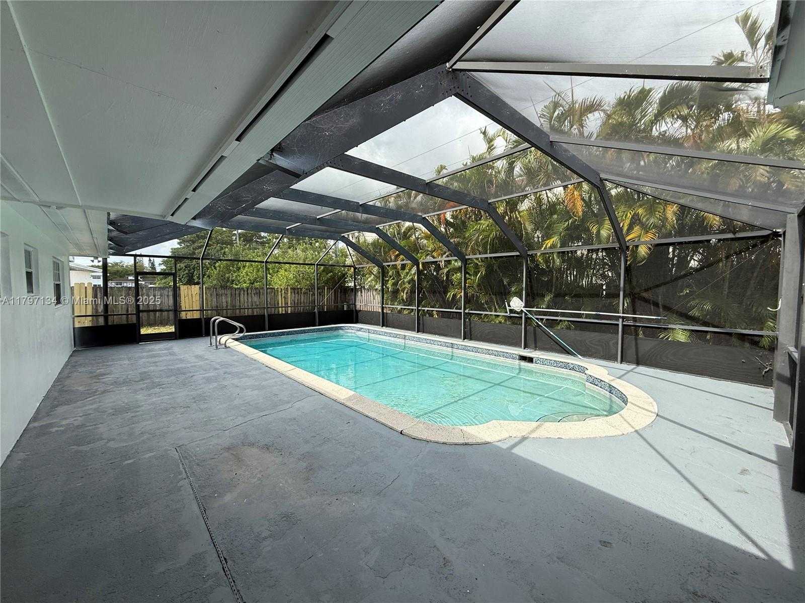 Small Image of 20570 NORTH WEST 1ST CT, Miami Gardens Number 14