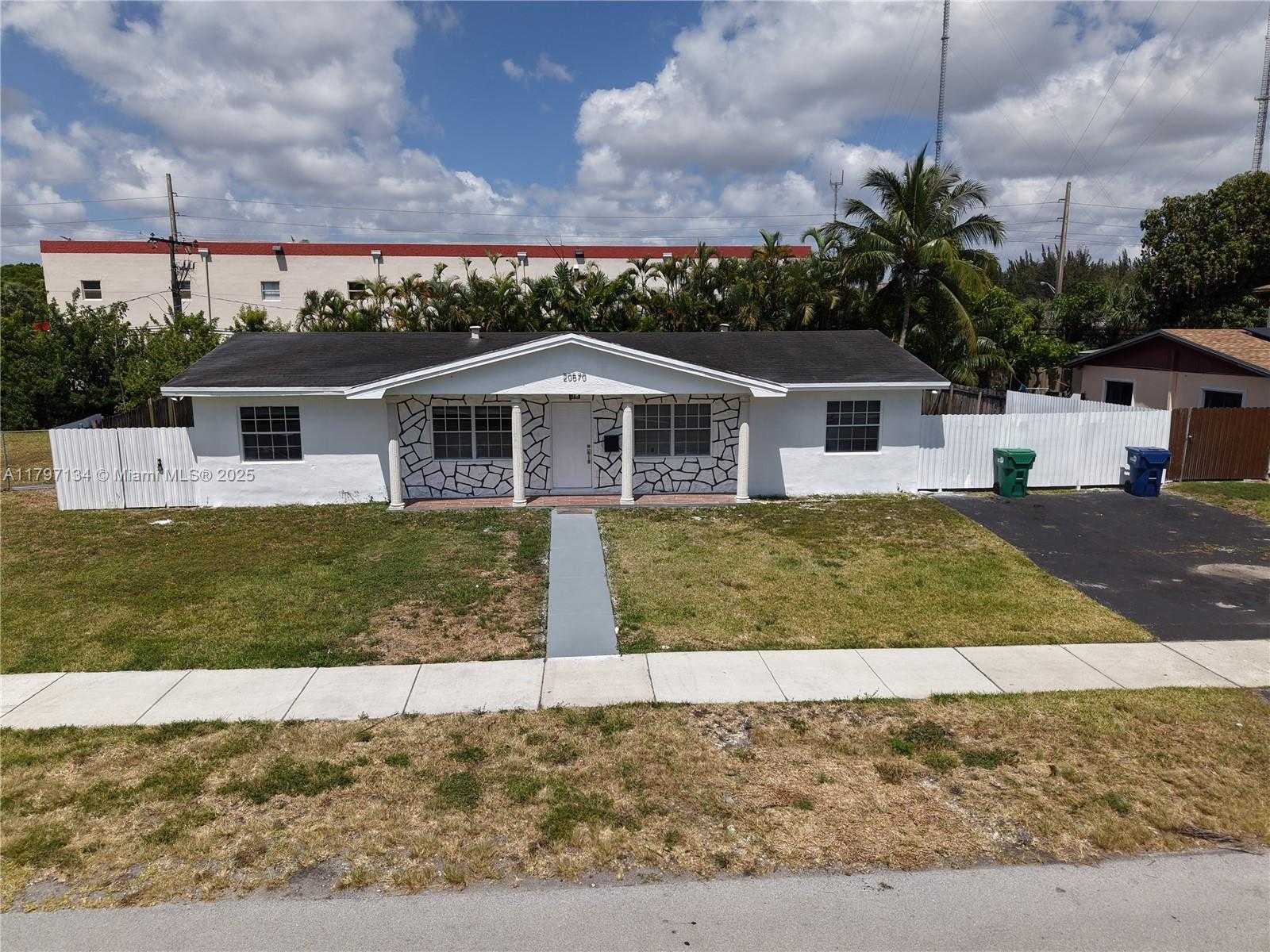 Small Image of 20570 NORTH WEST 1ST CT, Miami Gardens Number 2