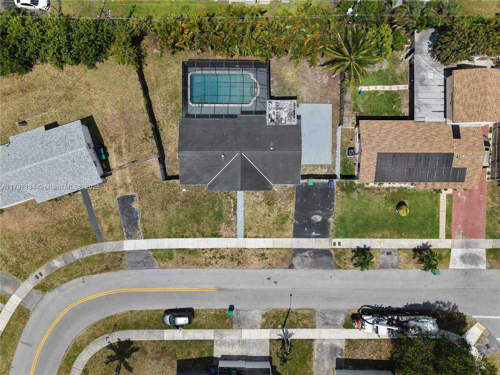 Small Image of 20570 NORTH WEST 1ST CT, Miami Gardens Number 3