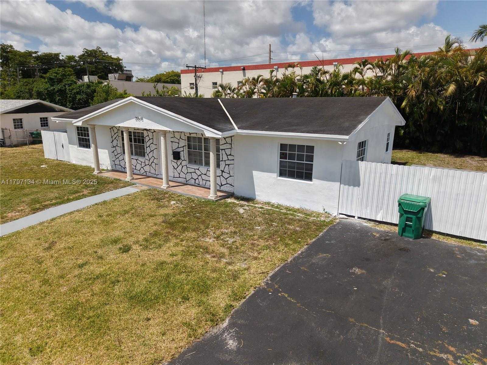 Small Image of 20570 NORTH WEST 1ST CT, Miami Gardens Number 4