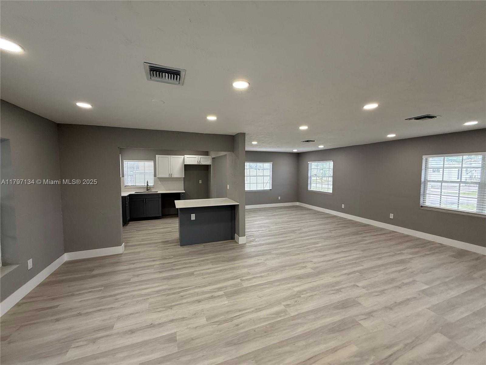 Small Image of 20570 NORTH WEST 1ST CT, Miami Gardens Number 7