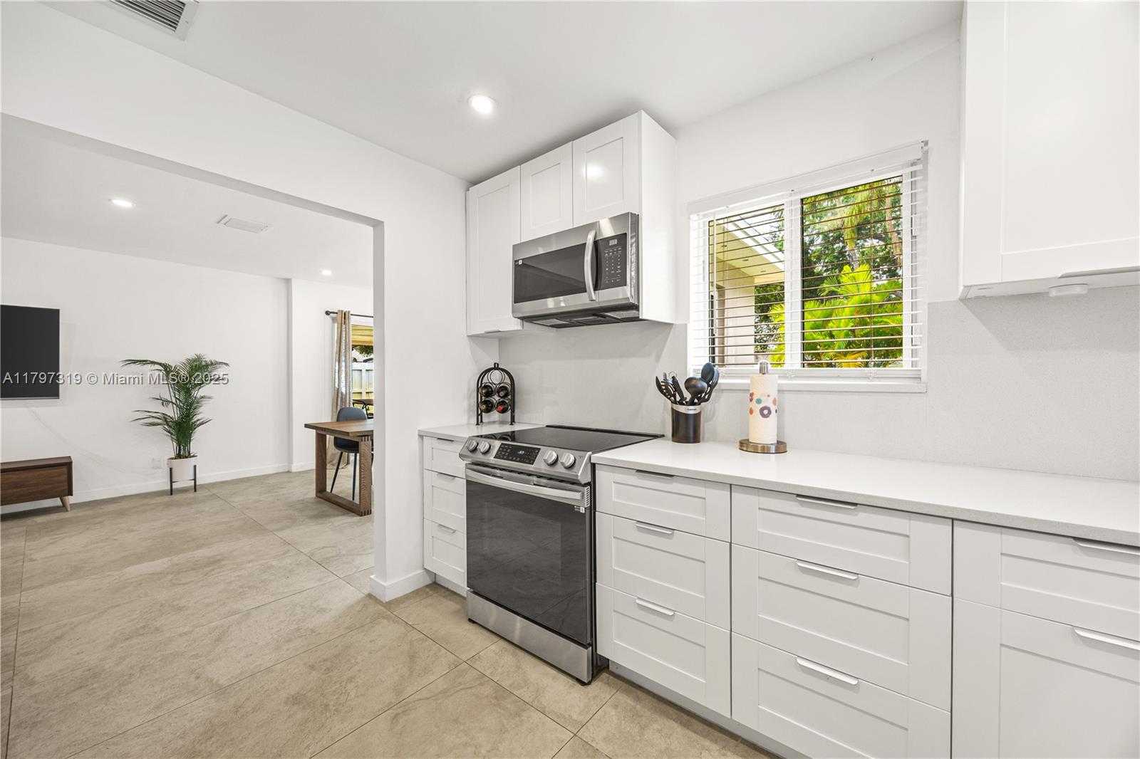 Small Image of 3246 PIERCE ST, Hollywood Number 12