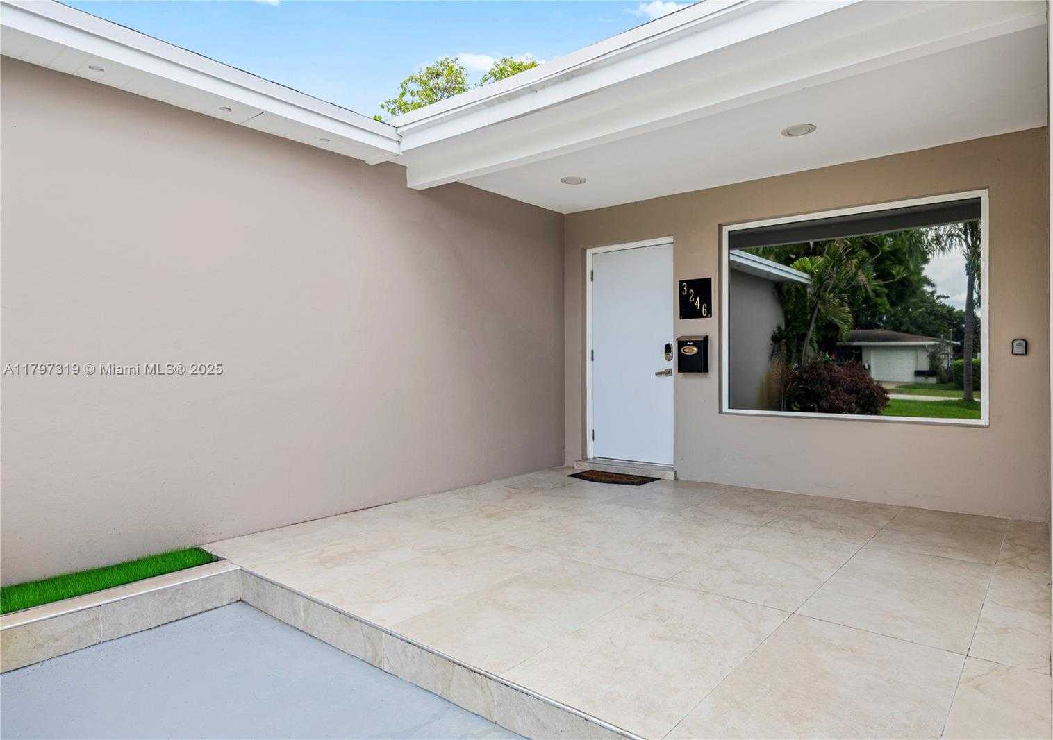 Small Image of 3246 PIERCE ST, Hollywood Number 2