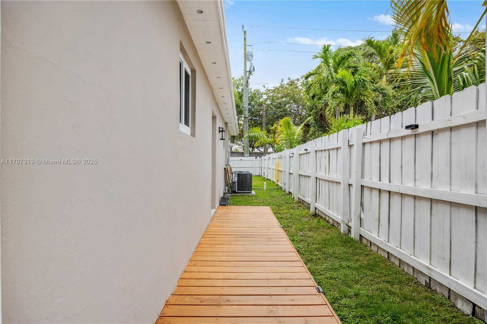 Small Image of 3246 PIERCE ST, Hollywood Number 3