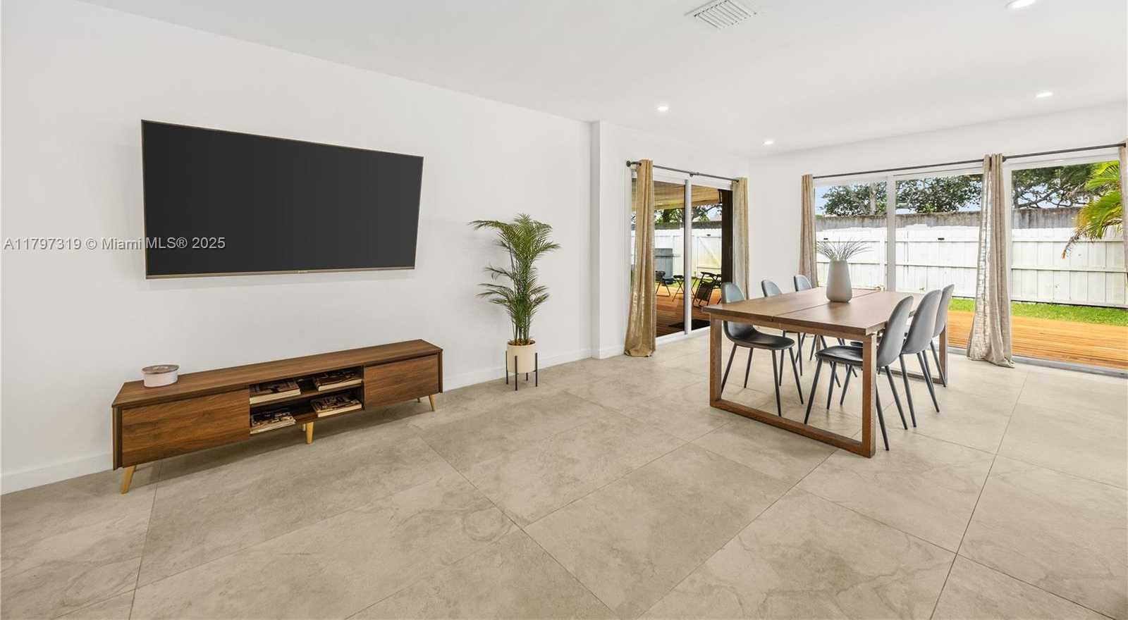 Small Image of 3246 PIERCE ST, Hollywood Number 9