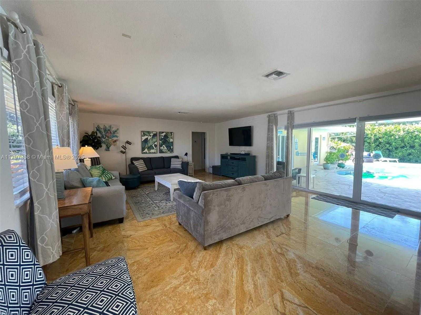Small Image of 4410 NORTH BUCHANAN ST, Hollywood Number 8