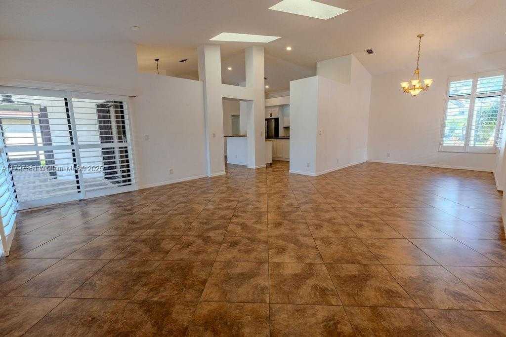 Small Image of 808 HAMPTON CT, Weston Number 12