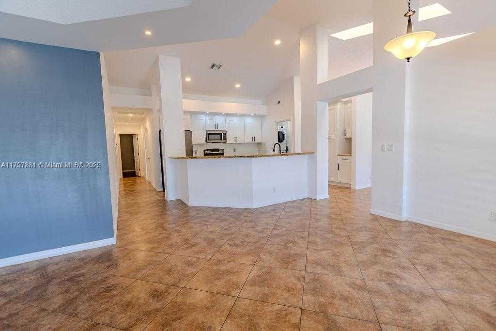 Small Image of 808 HAMPTON CT, Weston Number 13