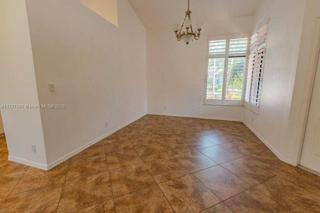 Small Image of 808 HAMPTON CT, Weston Number 15