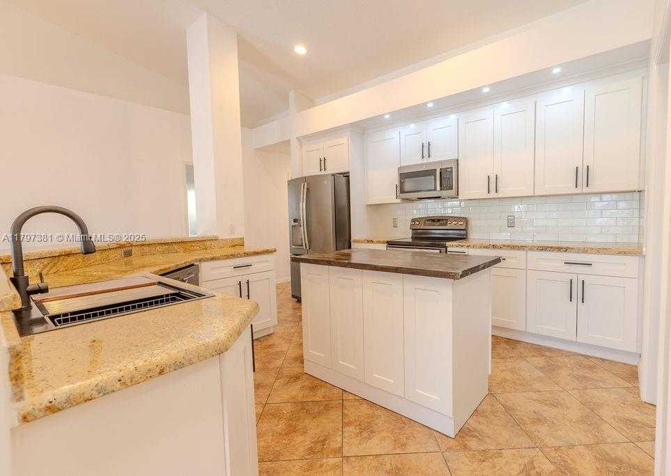 Small Image of 808 HAMPTON CT, Weston Number 19