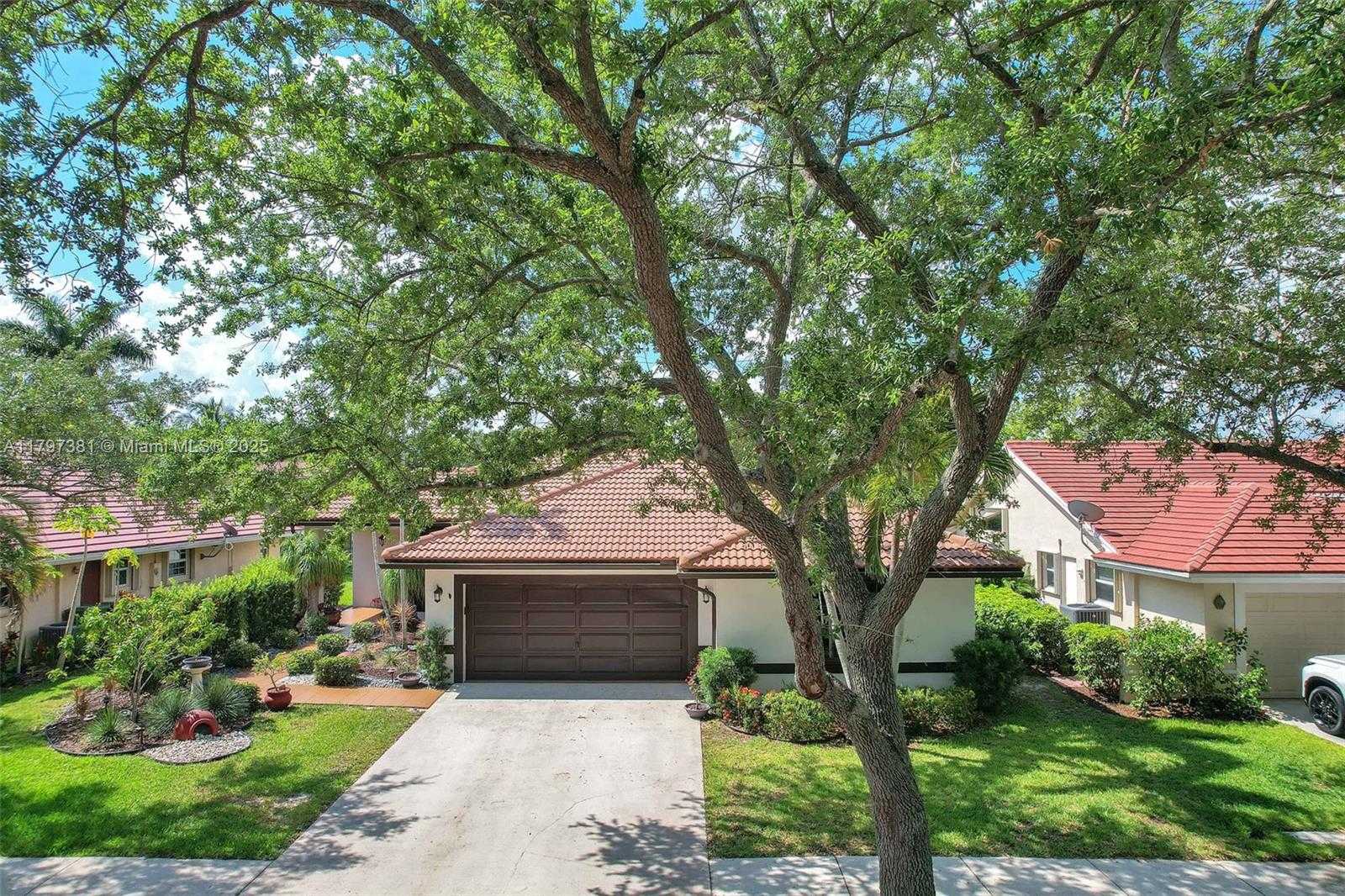 Small Image of 808 HAMPTON CT, Weston Number 2