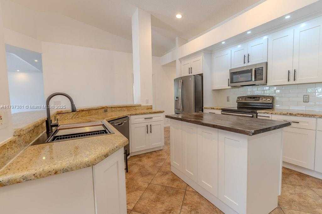 Small Image of 808 HAMPTON CT, Weston Number 20