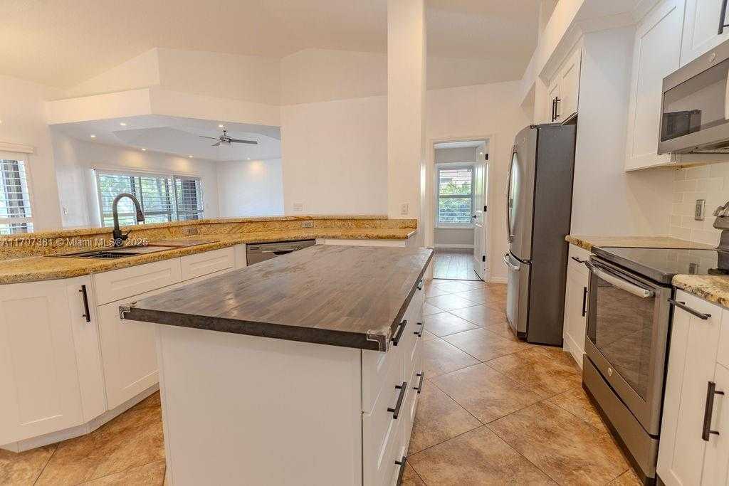 Small Image of 808 HAMPTON CT, Weston Number 21