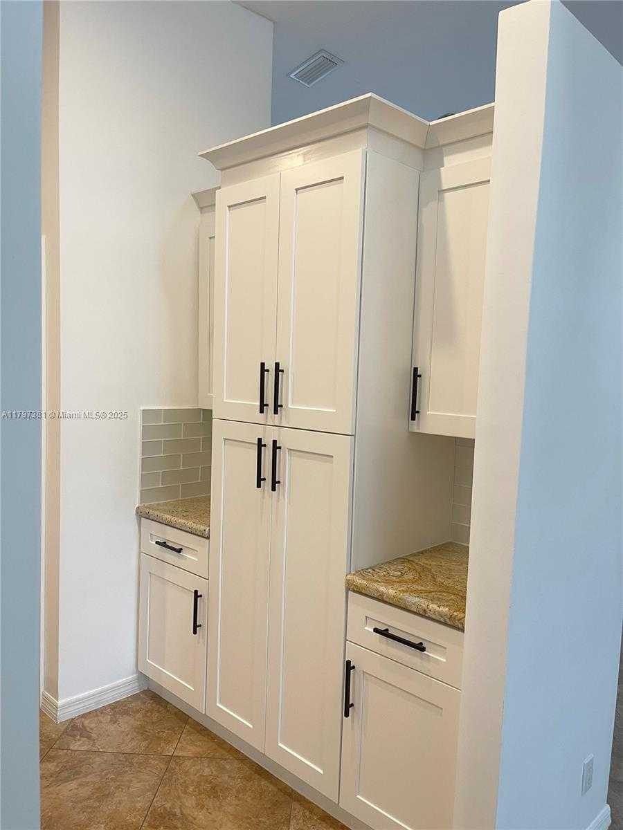 Small Image of 808 HAMPTON CT, Weston Number 22