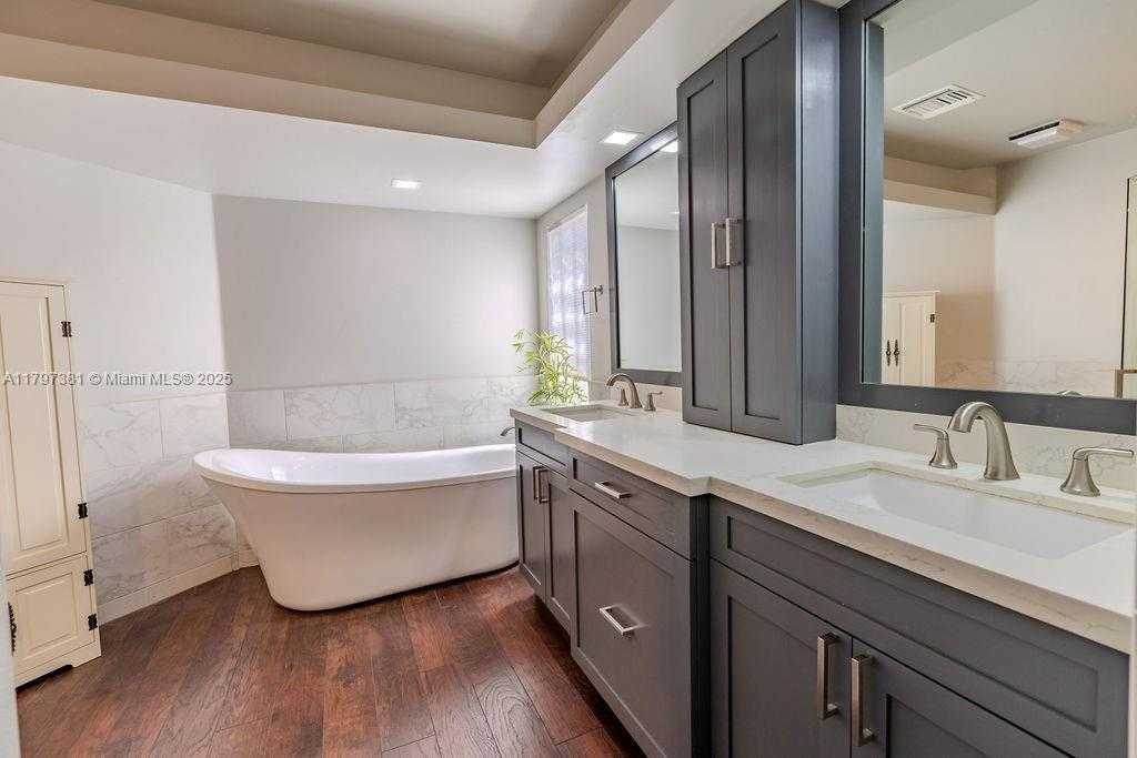 Small Image of 808 HAMPTON CT, Weston Number 26