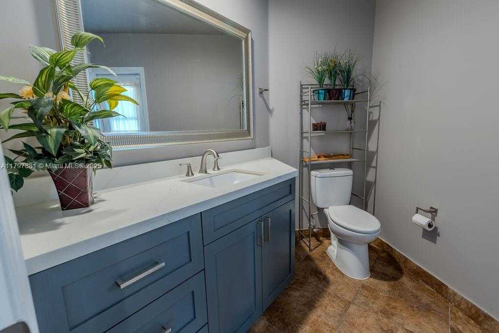 Small Image of 808 HAMPTON CT, Weston Number 30