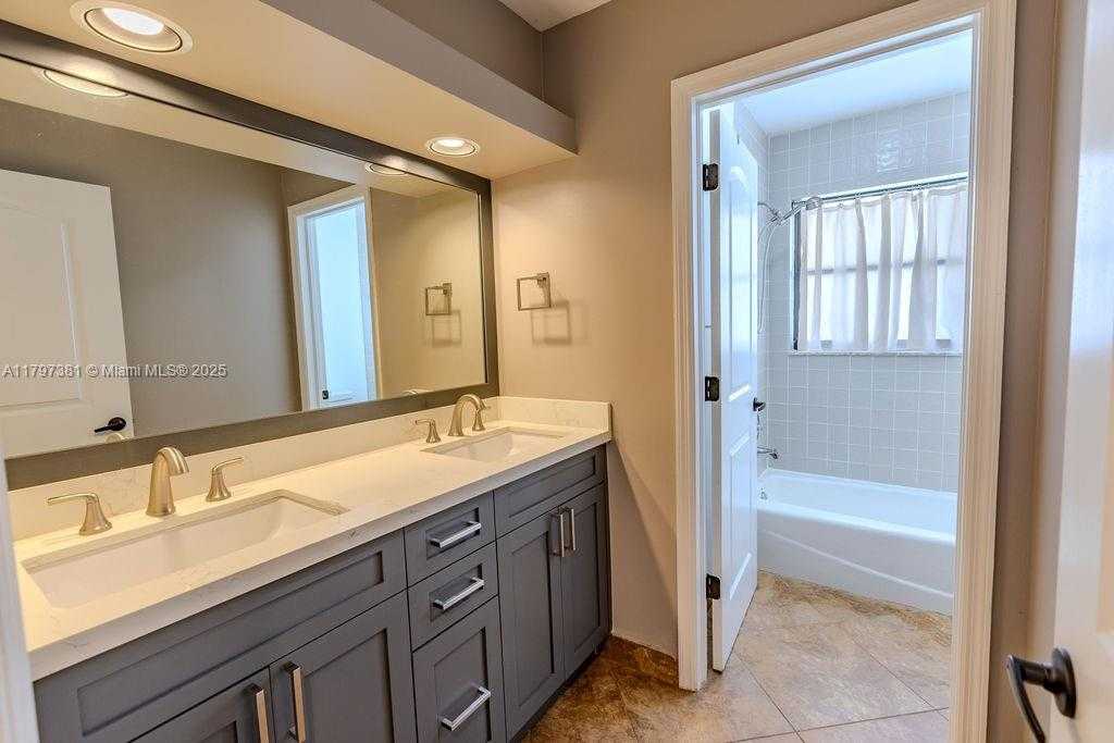 Small Image of 808 HAMPTON CT, Weston Number 37