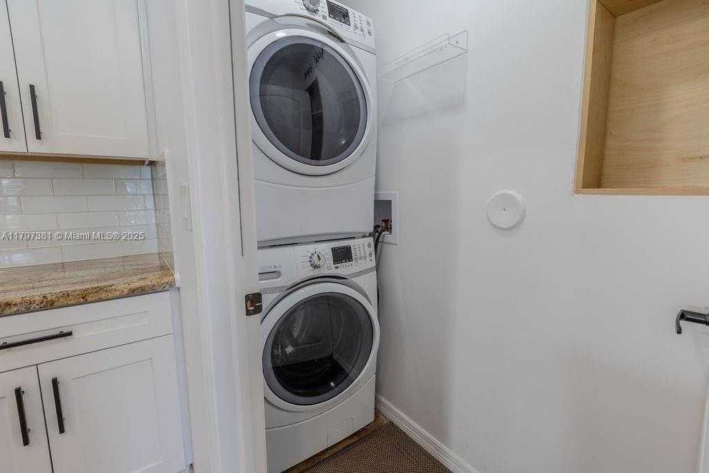 Small Image of 808 HAMPTON CT, Weston Number 40