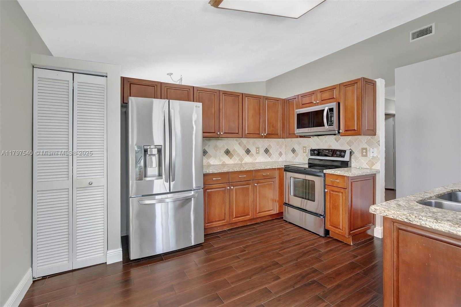 Small Image of 18225 NORTH WEST 21ST ST, Pembroke Pines Number 9