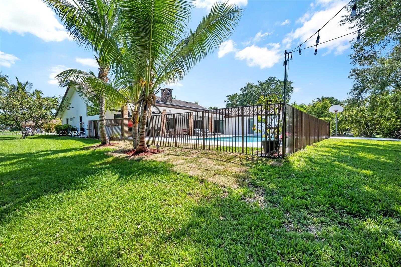 Small Image of 11850 SOUTH WEST 42ND CT, Davie Number 17