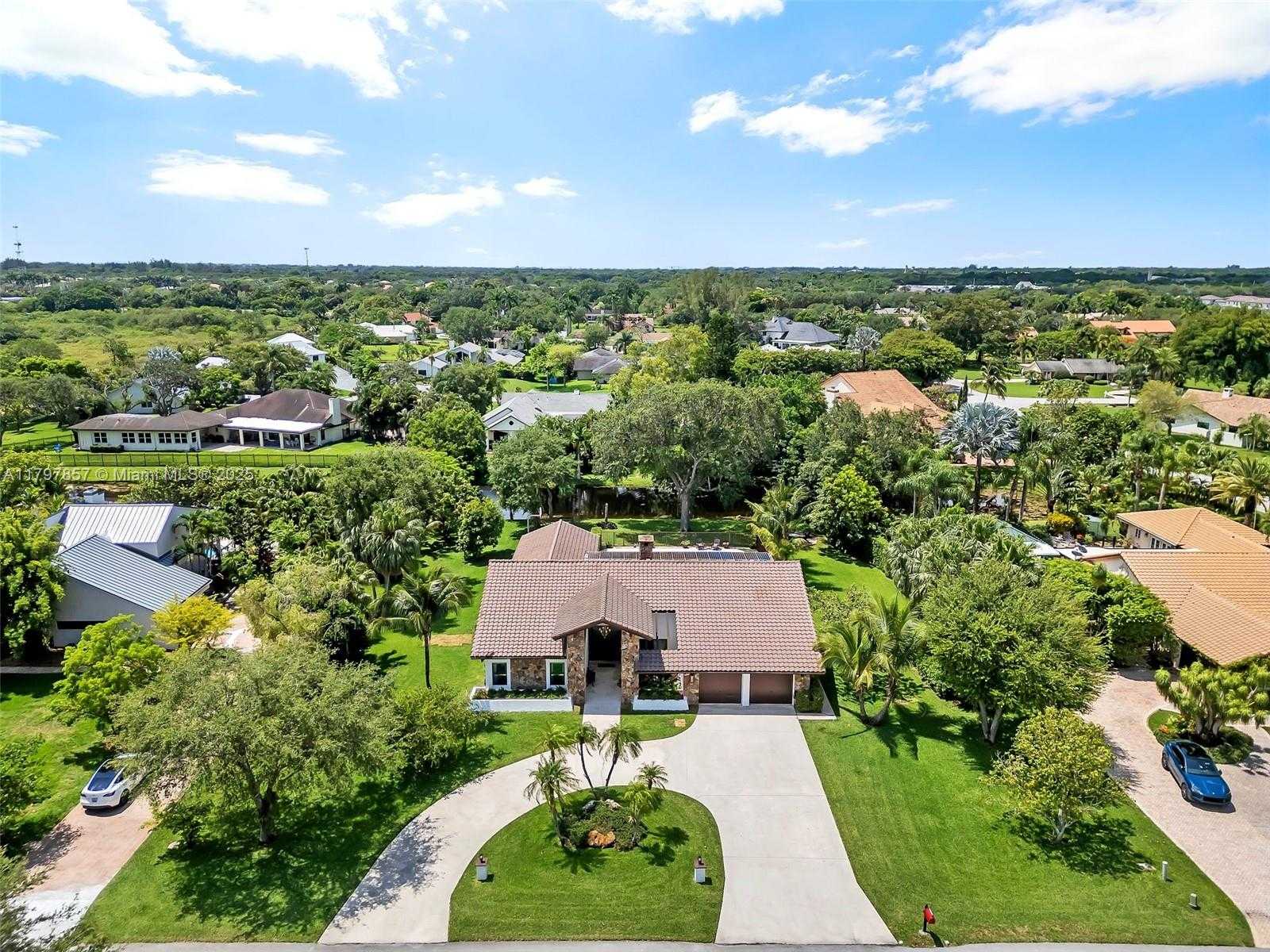 Small Image of 11850 SOUTH WEST 42ND CT, Davie Number 2