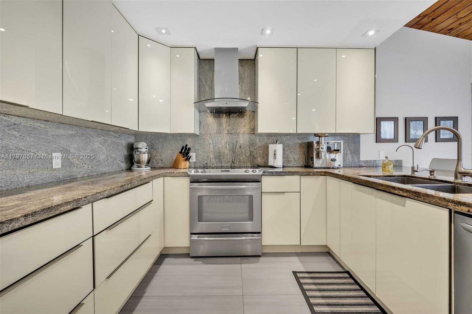 Small Image of 11850 SOUTH WEST 42ND CT, Davie Number 44