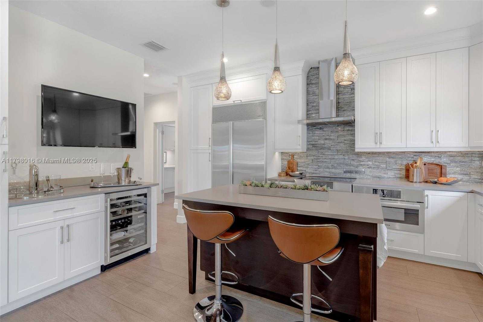 Small Image of 5550 NORTH BAYSHORE DR, Miami Number 12