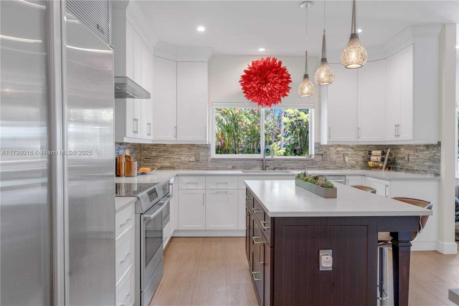Small Image of 5550 NORTH BAYSHORE DR, Miami Number 13