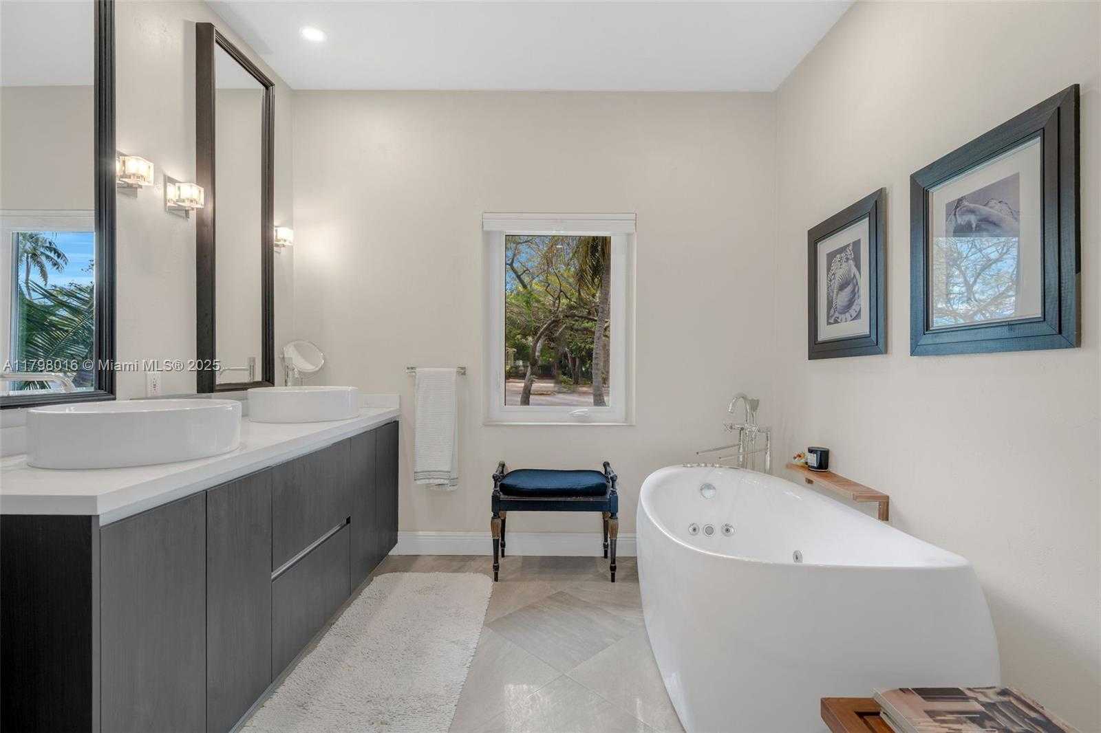 Small Image of 5550 NORTH BAYSHORE DR, Miami Number 16
