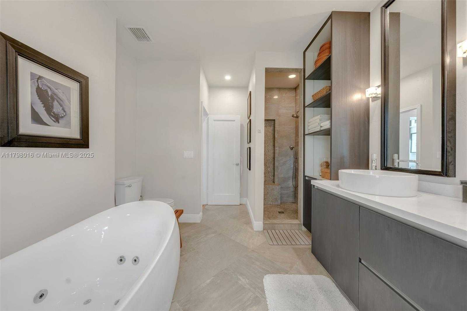Small Image of 5550 NORTH BAYSHORE DR, Miami Number 17