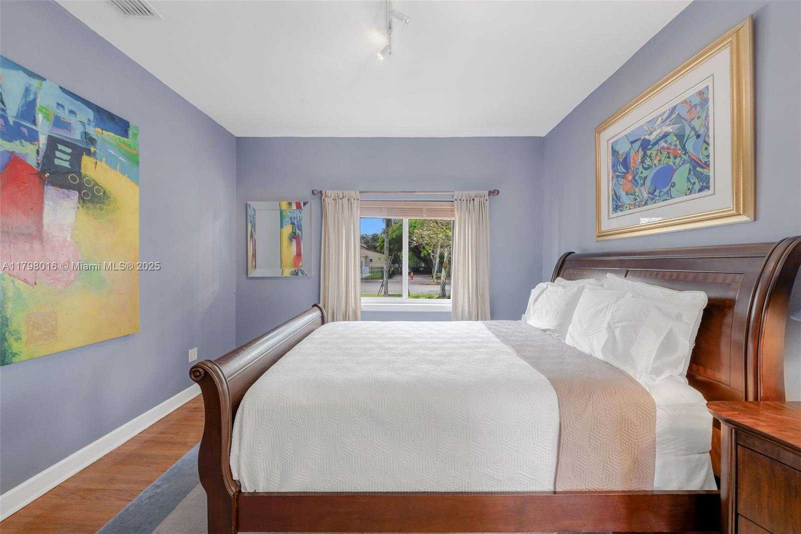 Small Image of 5550 NORTH BAYSHORE DR, Miami Number 19