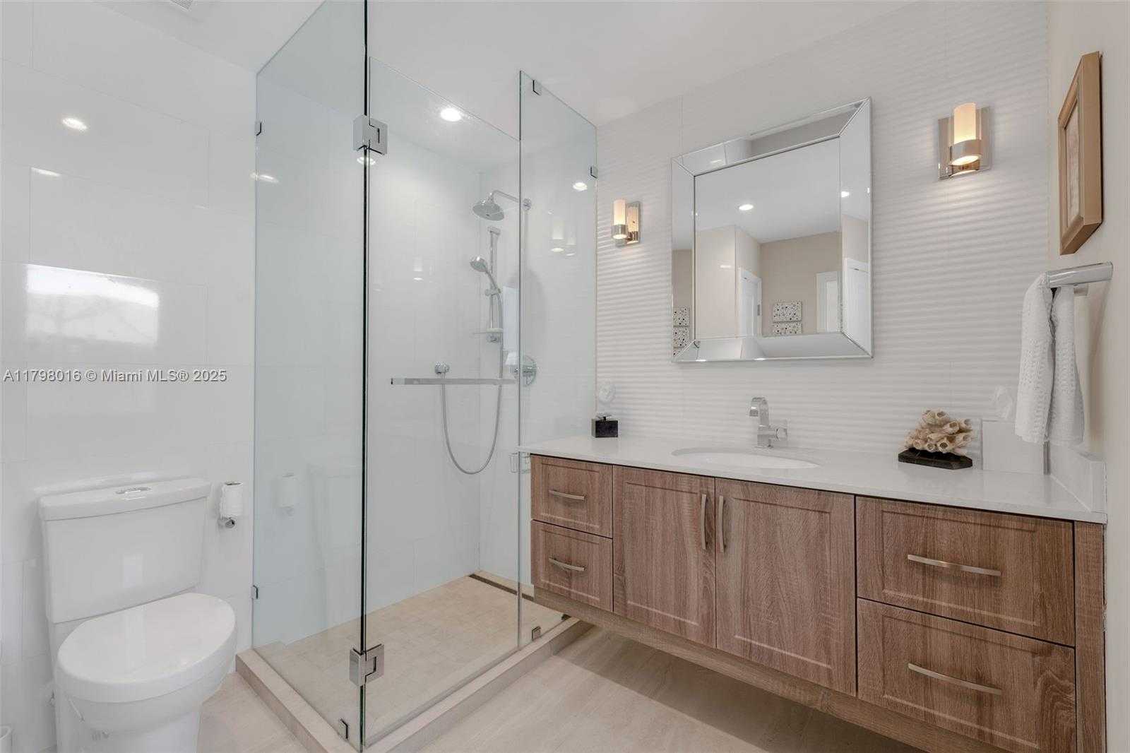 Small Image of 5550 NORTH BAYSHORE DR, Miami Number 20