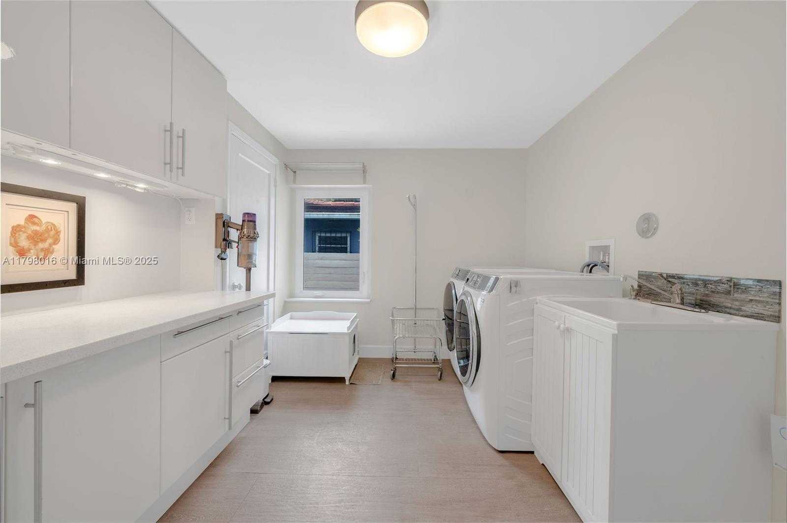 Small Image of 5550 NORTH BAYSHORE DR, Miami Number 30