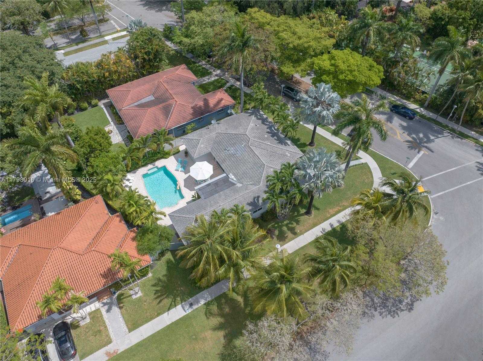 Small Image of 5550 NORTH BAYSHORE DR, Miami Number 38