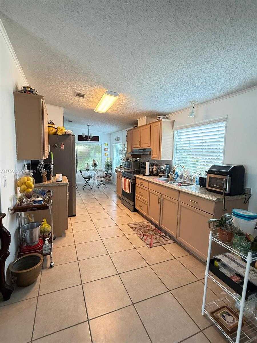 Small Image of 19800 SW 180th Ave, Miami, FL 33187, USA Number 9